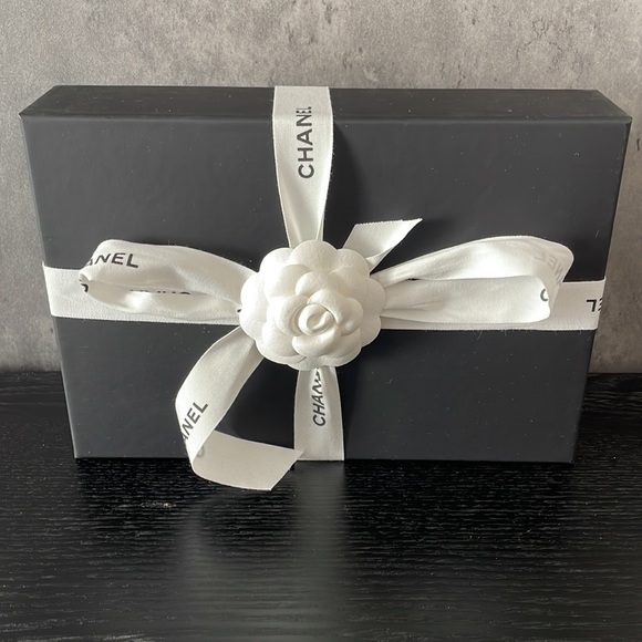 CHANEL CAVIAR QUILTED FLAP PHONE HOLDER WITH CHAIN - Picture 5 of 6